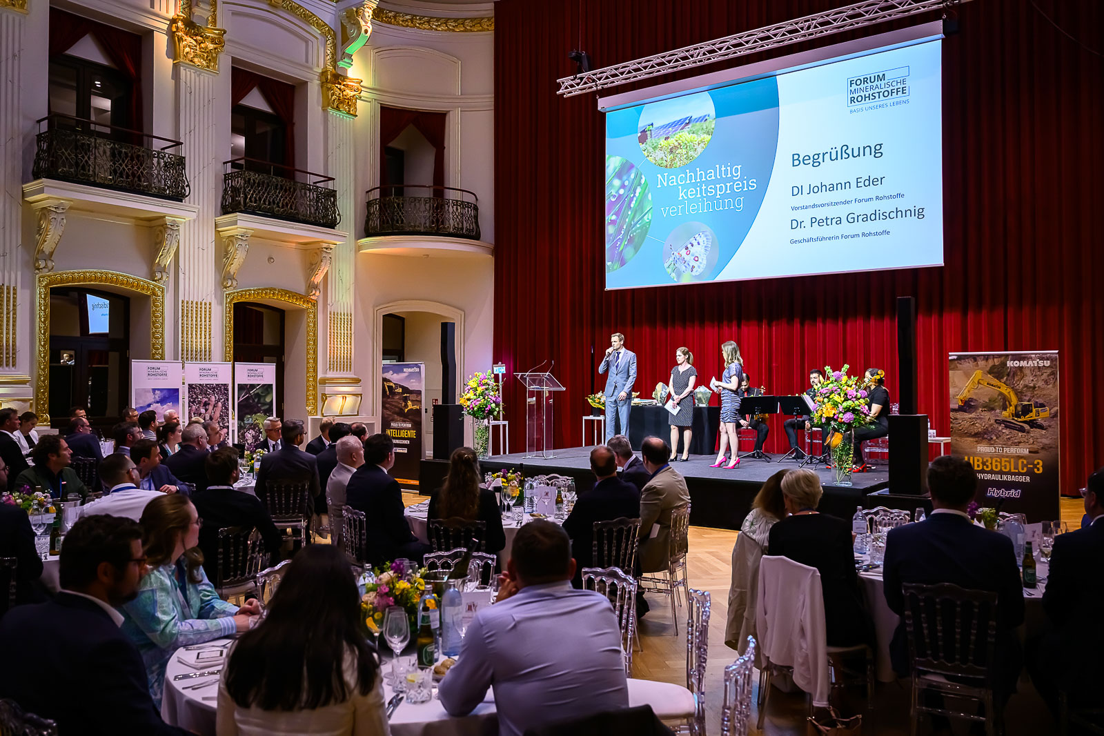 Johann Eder, Petra Gradschnig und Kristina Inhof eröffnen den Galaanbend.