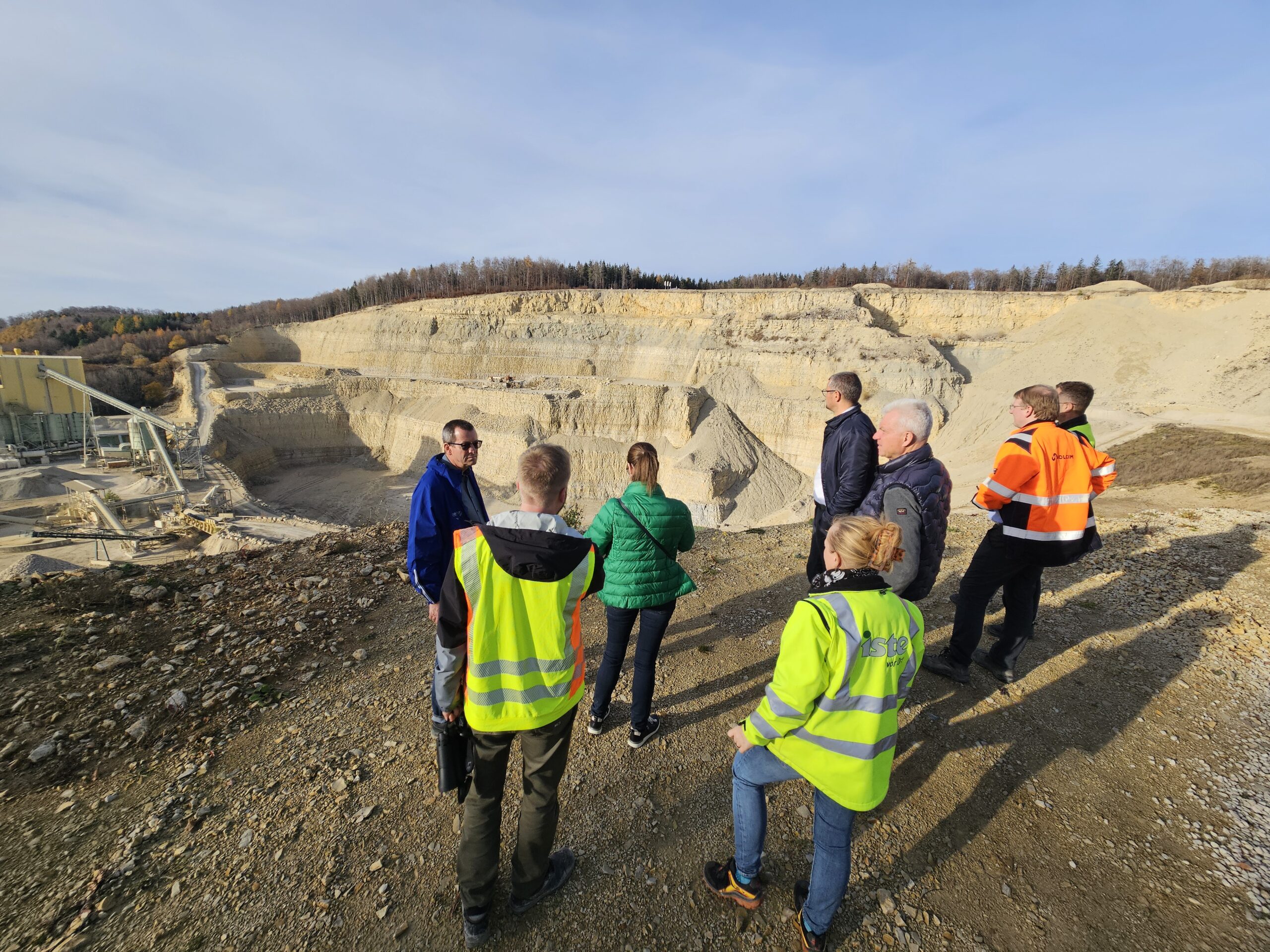Die Euroschotter‑Tagung fand im November 2025 in Marbach am Bodensee statt. An der Veranstaltung nahmen die führenden Vertreterinnen und Vertreter der mineralischen Rohstoffverbände aus Bayern (BIV), Baden‑Württemberg (ISTE), der Schweiz (Baustoff Kreislauf Schweiz), Südtirol (Baukollegium Südtirol) sowie aus Österreich (Forum Rohstoffe) teil.